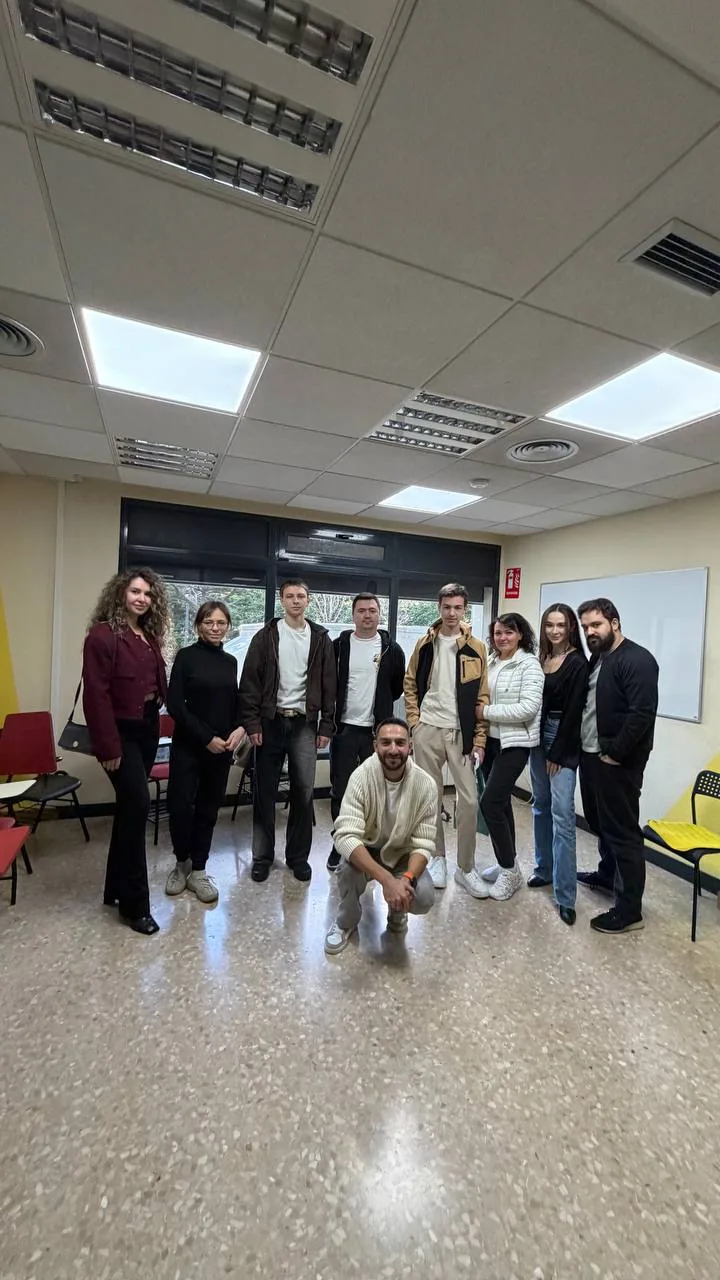 Студенты и преподаватели собрались в большом классе школы